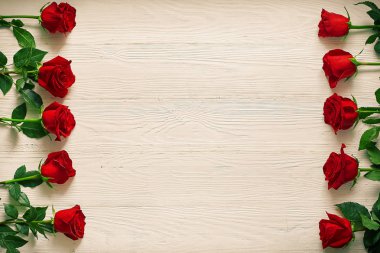 Çerçeve beyaz ahşap zemin üzerinde kırmızı gül. Metin için ile yer