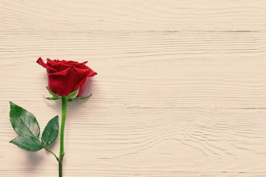 Kırmızı ahşap masa üstüne yükseldi. Minimalizm ve metin, tebrik veya ileti için yer