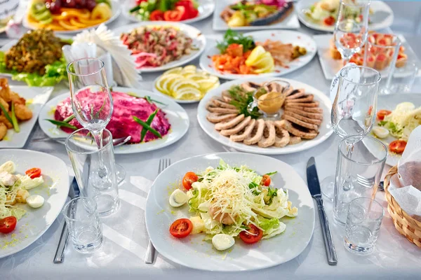 Mesa Banquete Catering Lindamente Decorada Com Diferentes Lanches Aperitivos Comida — Fotografia de Stock