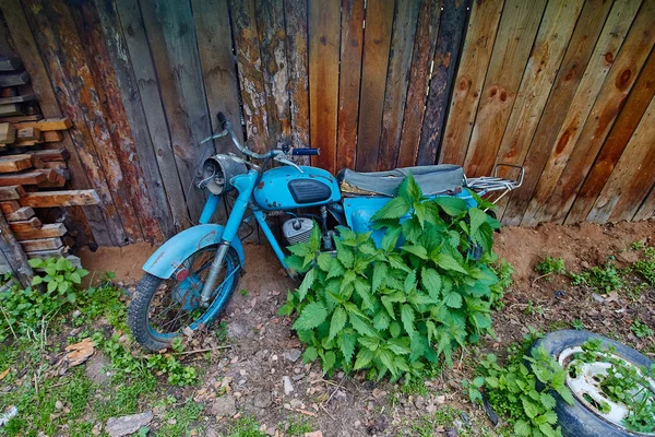 Een Oude Verlaten Motorfiets Stand Buurt Van Een Hek — Stockfoto