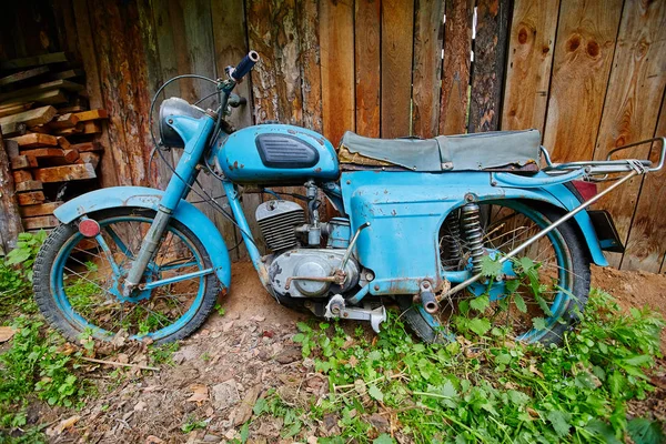 フェンスの近くの古い放棄されたバイク スタンド — ストック写真