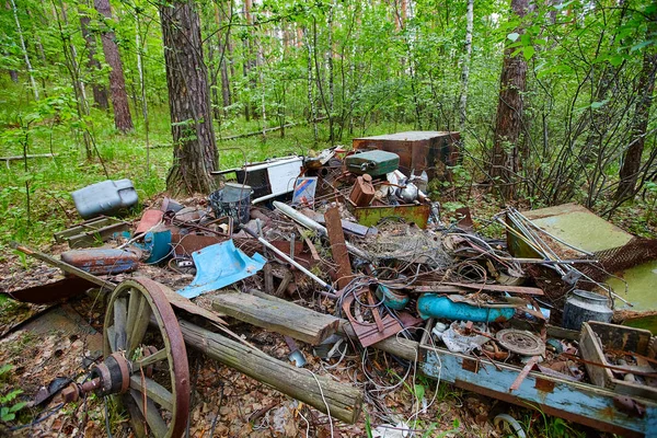 Výpis staré kovové předměty v lesy, rezavého šrotu. Environ — Stock fotografie