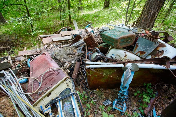 Tira viejos objetos metálicos en el bosque, chatarra oxidada. Medio ambiente —  Fotos de Stock