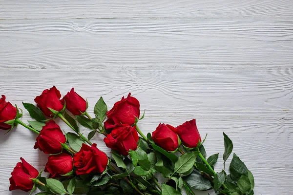 Buquê de rosas vermelhas no fundo de madeira branco velho — Fotografia de Stock