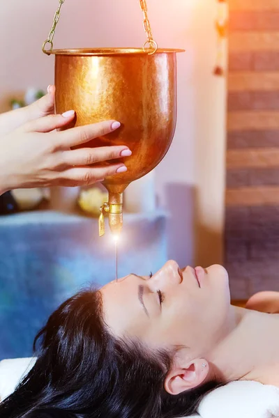 Vrouw Genieten Van Een Olie Ayurveda Massage Behandeling Een Spa — Stockfoto