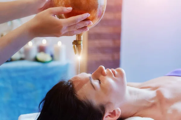 Frau Genießt Ayurveda Massage Einem Wellnessbereich — Stockfoto