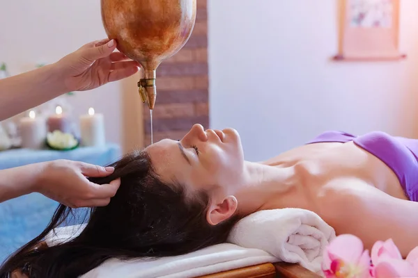 Donna Che Gode Trattamento Massaggio Con Olio Ayurvedico Una Spa — Foto Stock