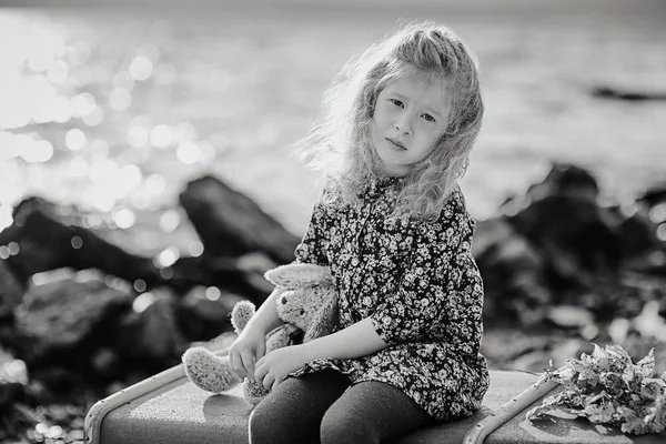 Bambino Triste Con Giocattolo Seduto Una Valigia Vintage Sulla Spiaggia — Foto Stock