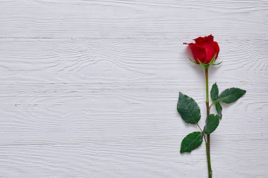 Kırmızı ahşap masa üstüne yükseldi. Minimalizm ve metin, tebrik veya ileti için yer