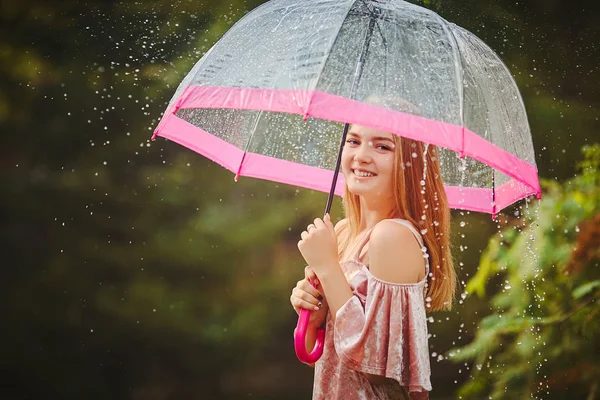 Szczęśliwy Piękna Dziewczyna Parasolką Deszczu Podczas Spacer Lesie Cieszy Się — Zdjęcie stockowe