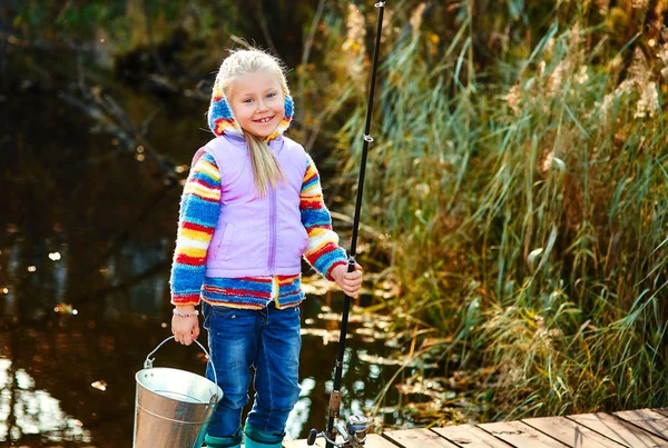 Chica Feliz Pesca Con Una Caña Pescar Cubo Captura Sonriendo — Foto de Stock