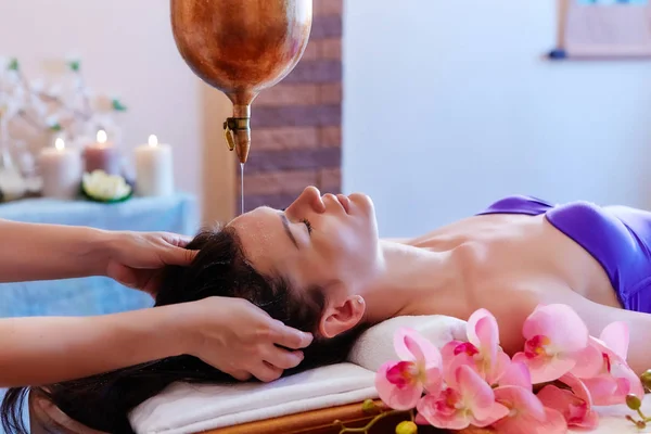 Mladá žena s nalévání oleje masáž lázeňské léčby. Shirodhar — Stock fotografie