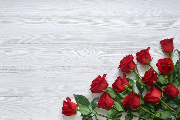 Buquê de rosas vermelhas no fundo de madeira branco velho — Fotografia de Stock