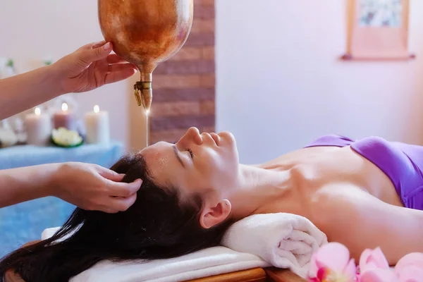 Frau Genießt Ayurveda Massage Einem Wellnessbereich — Stockfoto