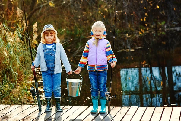 Due Ragazze Piedi Sul Ponte Tenere Mano Canne Pesca Secchio — Foto Stock