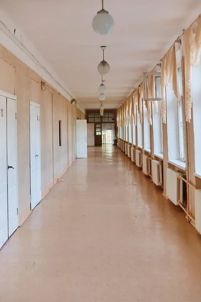 Corredor Vintage Dentro Del Edificio Escuela Con Baterías Hierro Fundido —  Fotos de Stock