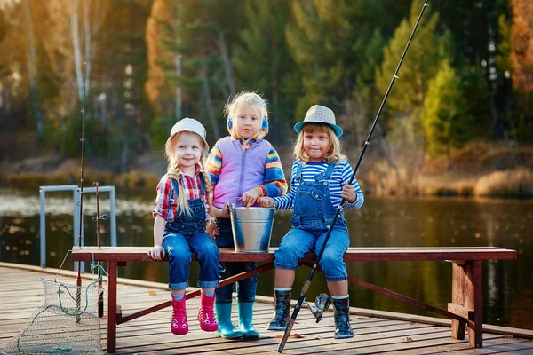 Три Дівчини Рибалять Рибальськими Паличками Відром Дерев Яному Мосту Теплий — стокове фото