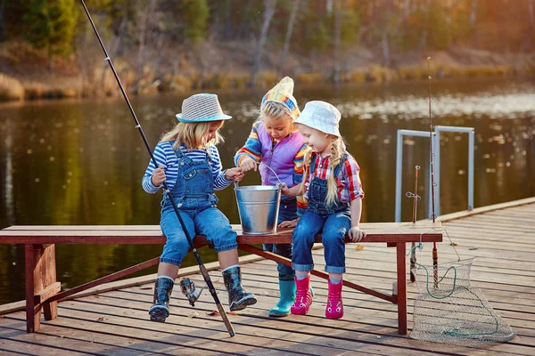 Три Маленькі Щасливі Дівчата Хвалиться Рибою Спійманою Риболовецькому Полюсі Риболовля — стокове фото