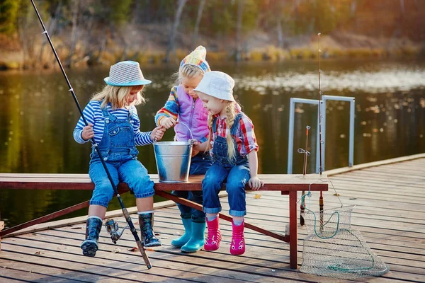 Drie Kleine Gelukkig Meisjes Opscheppen Vis Gevangen Een Hengel Vissen — Stockfoto
