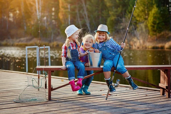 Niños Pescando Con Cañas Pescar Cálido Día Otoño Pesca Pontón — Foto de Stock