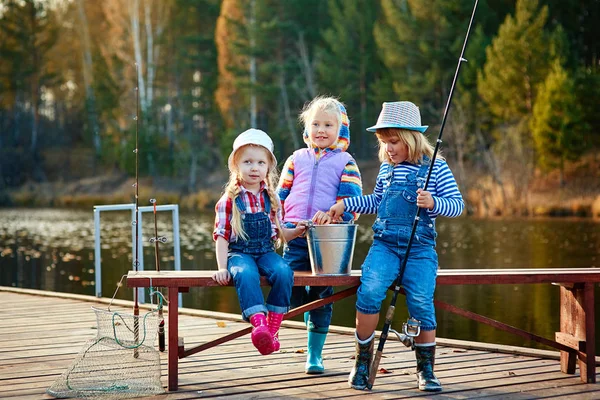 Діти Рибалять Рибальськими Паличками Теплий Осінній День Риболовля Дерев Яному — стокове фото