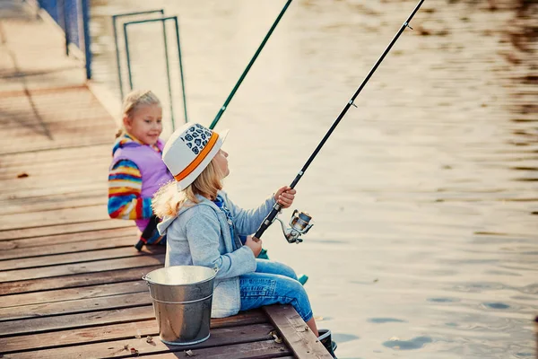 Dos Niñas Pescando Lago Una Mañana Soleada — Foto de Stock