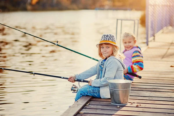 Κοριτσάκια Για Ψάρεμα Στη Λίμνη Ενώ Κάθεται Ένα Πουντόν Ξύλινα — Φωτογραφία Αρχείου