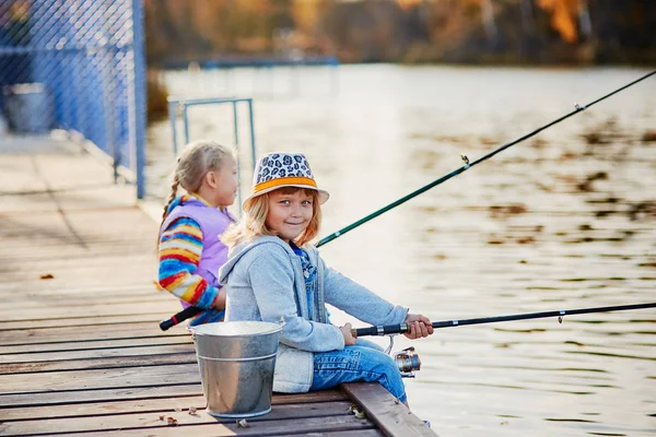 Petites Filles Pêchant Sur Lac Assis Sur Ponton Bois — Photo