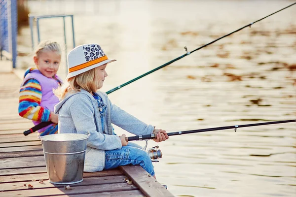 Κοριτσάκια Για Ψάρεμα Στη Λίμνη Ενώ Κάθεται Ένα Πουντόν Ξύλινα — Φωτογραφία Αρχείου