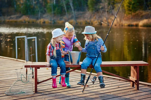 Tres Niños Jactan Los Peces Atrapados Cebo Concepto Amistad Diversión — Foto de Stock