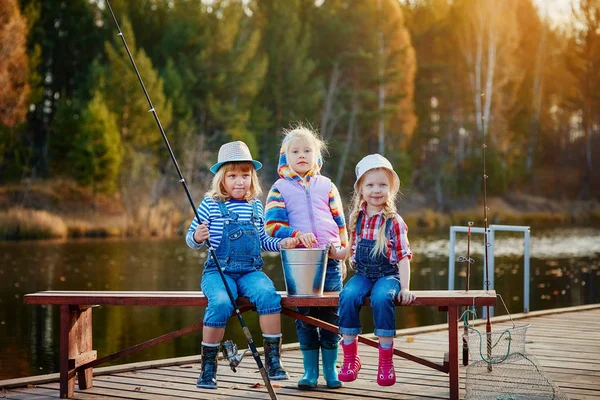 Tres Chicas Pescando Con Cañas Pescar Cubo Puente Madera Cálido — Foto de Stock
