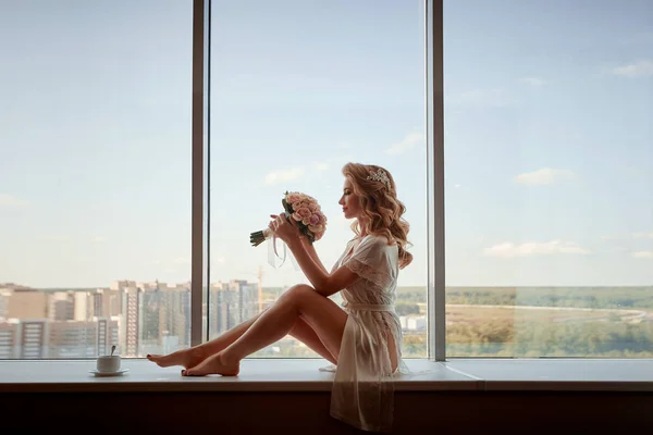 Porträt Einer Glücklichen Braut Mit Einem Strauß Sitzt Auf Einem — Stockfoto