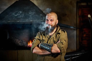 Sakallı çalışkan portresi. O zor işten sonra içer