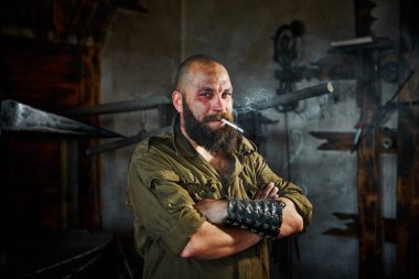 Sakallı çalışkan portresi. O zor işten sonra içer