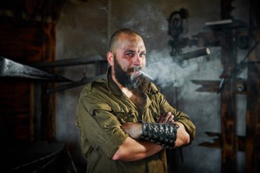 Sakallı çalışkan portresi. O zor işten sonra içer