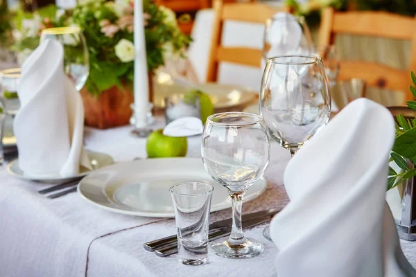 Mesa Simples Elegante Para Evento Festivo Casamento Decorado Verde Branco — Fotografia de Stock