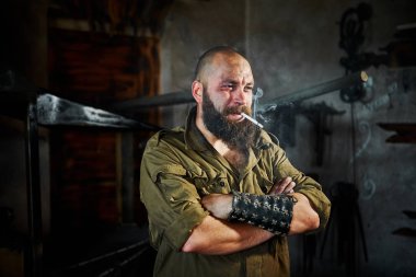 Sakallı çalışkan portresi. O zor işten sonra içer.