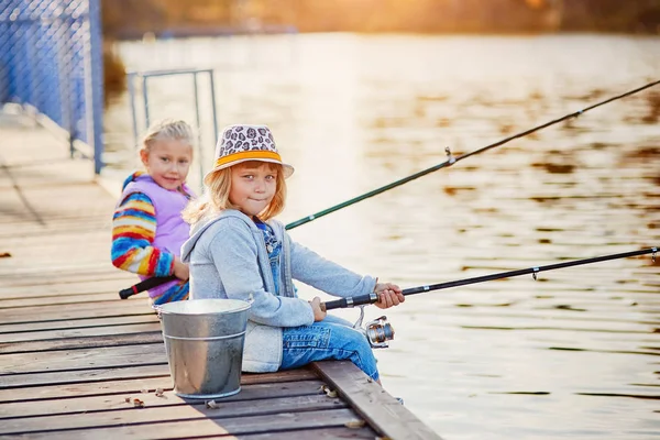 Twee Kleine Meisjes Vissen Het Meer Een Zonnige Ochtend — Stockfoto