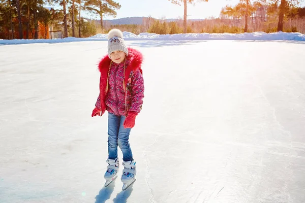 Niña Aprende Patinar Una Pista Patinaje —  Fotos de Stock