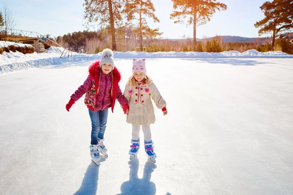 Glada Barn Skridskor Isbana Utomhus Sport Och Hälsosam Livsstil Roliga — Stockfoto