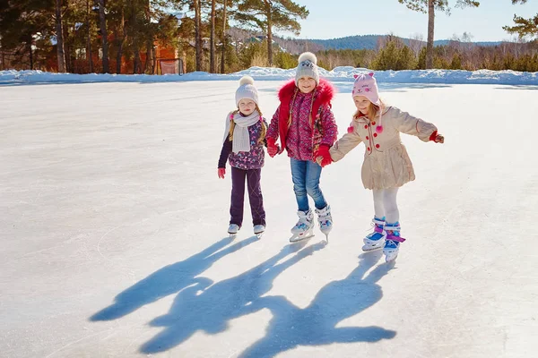 Tre Små Tjej Vänner Lära Sig Att Åka Skridskor Friluftsliv — Stockfoto