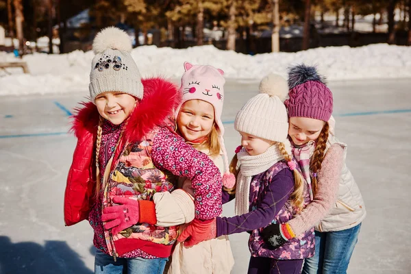 Fyra Vänner Har Roligt Rinken — Stockfoto