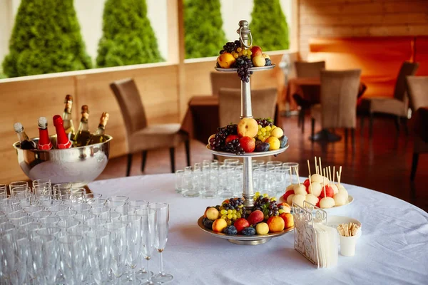 Mesa Buffet Fourchette Para Hóspedes Celebração Barra Doces Frutas Champanhe — Fotografia de Stock