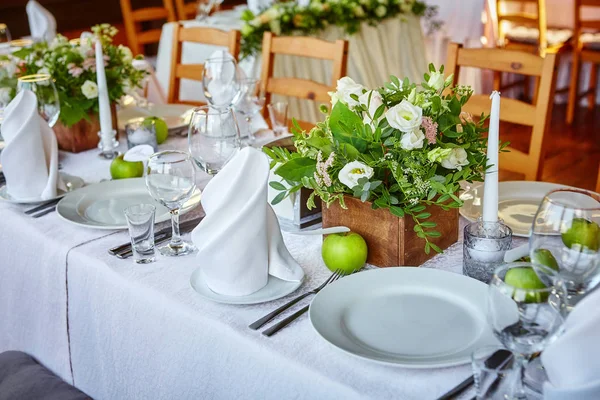 Mesa Simples Elegante Para Evento Festivo Casamento Decorado Verde Branco — Fotografia de Stock