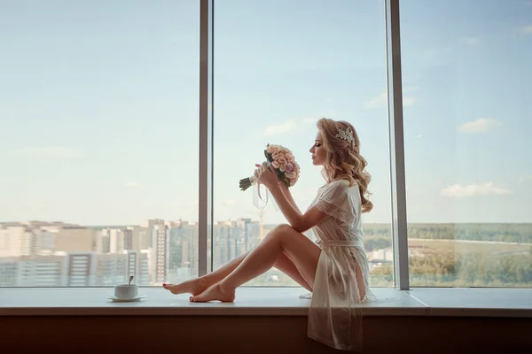 Porträt Einer Jungen Schönen Braut Sitzt Mit Einem Strauß Fenster — Stockfoto