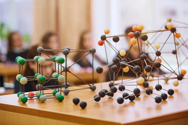 Los Estudiantes Sientan Aula Escuchan Una Conferencia Sobre Ciencia Modelo —  Fotos de Stock