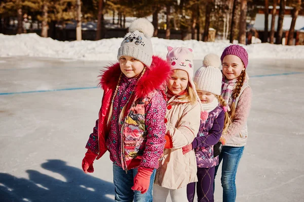 Fyra Små Glada Flickor Skridskor Har Kul Med Vänner — Stockfoto