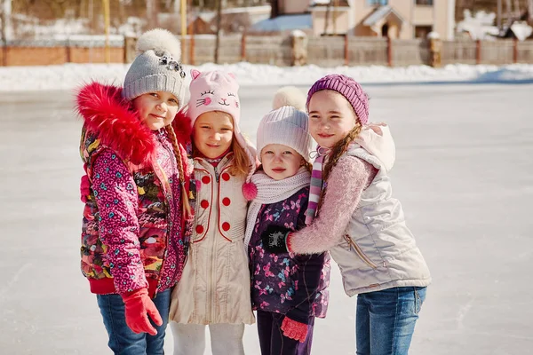 Четыре Маленькие Счастливые Девочки Катаются Коньках Веселятся Друзьями — стоковое фото