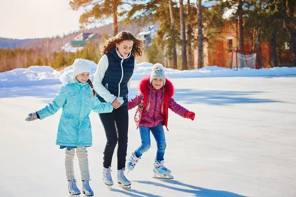 Grupp Tre Flickor Skridskobana Vintern Rulla Och Skratta Skridskobana Naturen — Stockfoto