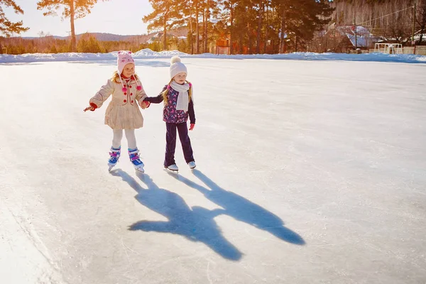 Två Små Flickor Hålla Händer Och Skate Utrymme För Text — Stockfoto